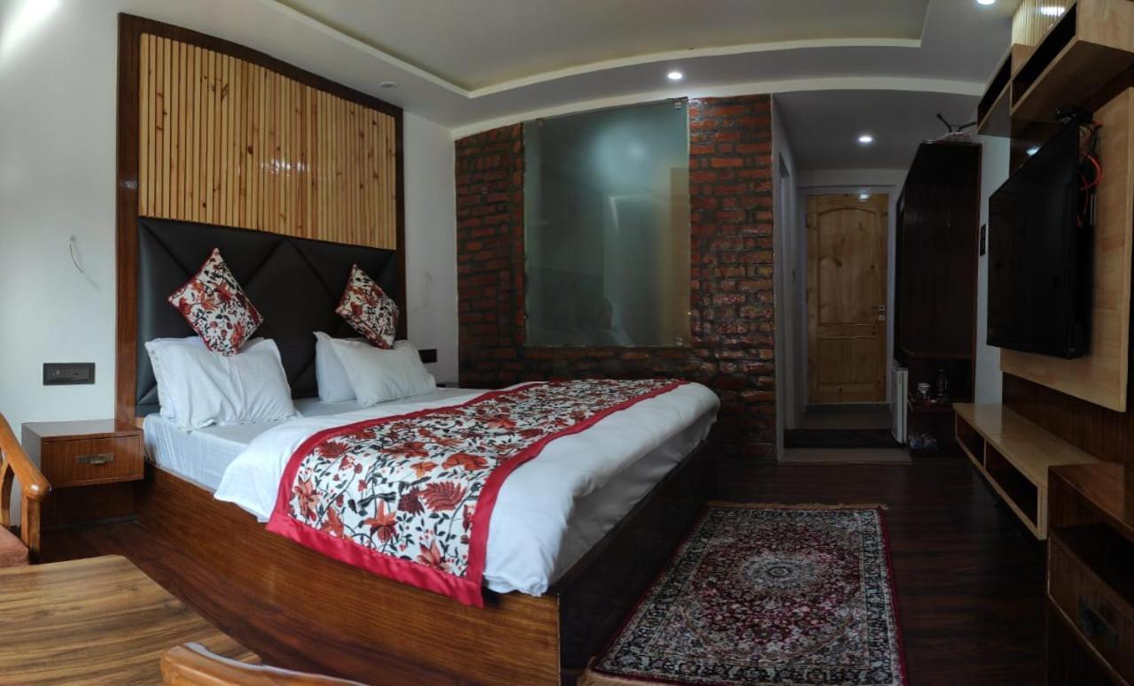Hotel Lidder Palace Pahalgam Exterior photo